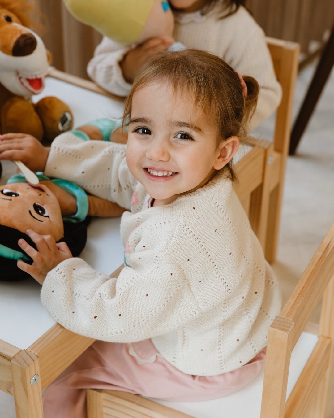 Niña sonriendo en el rincón infantil de MOMA Estudio Dental, dentista para niños en Albacete