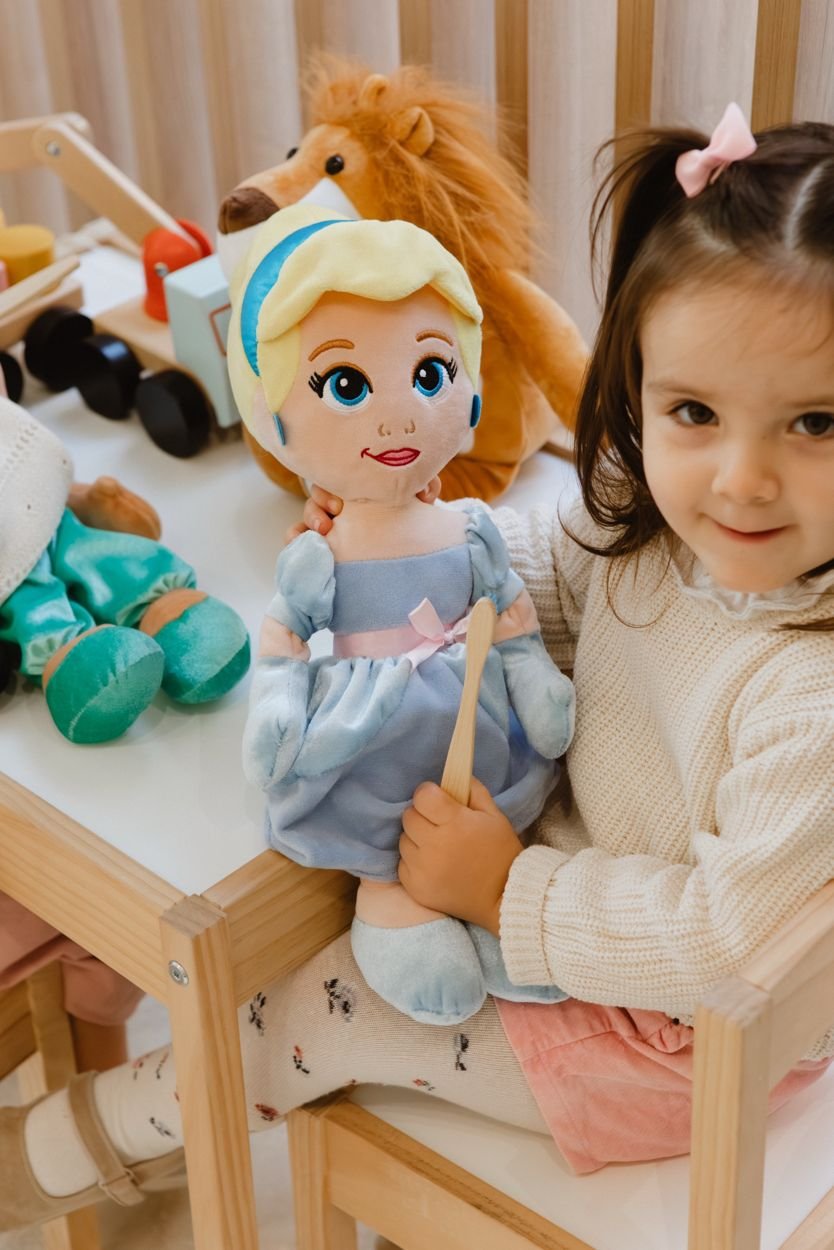 Niña sonriendo en el rincón infantil de MOMA Estudio Dental, Albacete